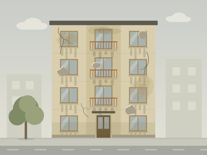 Dış cephe boya öncesi: solmuş, dökülmüş ve çatlamış apartman cephesi